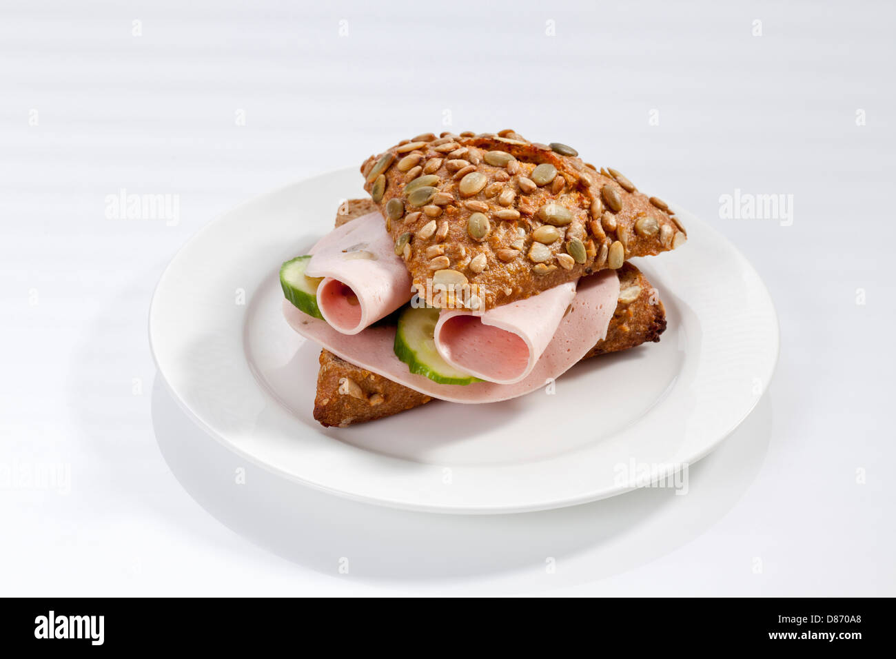 Sandwich de pain de grains entiers avec rouleau de mortadelle et les champignons sur la plaque, Close up Banque D'Images