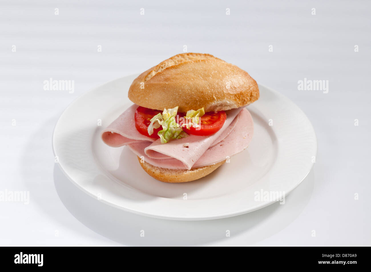 Sandwich de pain avec mortadelle et les champignons sur la plaque, Close up Banque D'Images