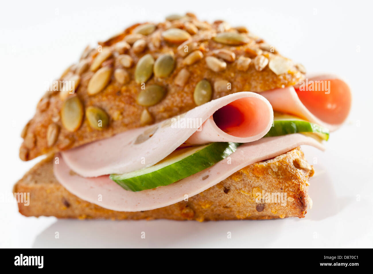 Sandwich de pain de grains avec mortadelle et champignons sur fond blanc, Close up Banque D'Images