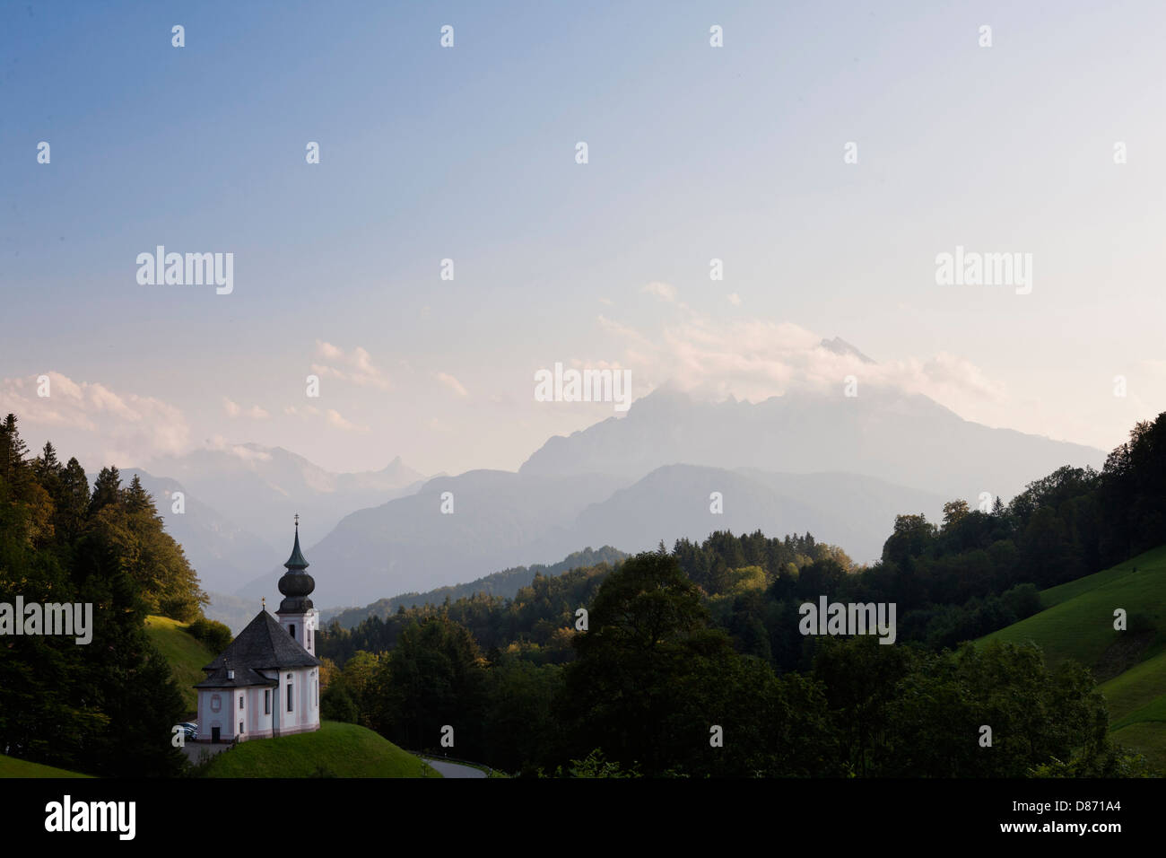 Germany, Bavaria, vue de Chapelle Maria Gern Watzmann et montagnes en arrière-plan Banque D'Images