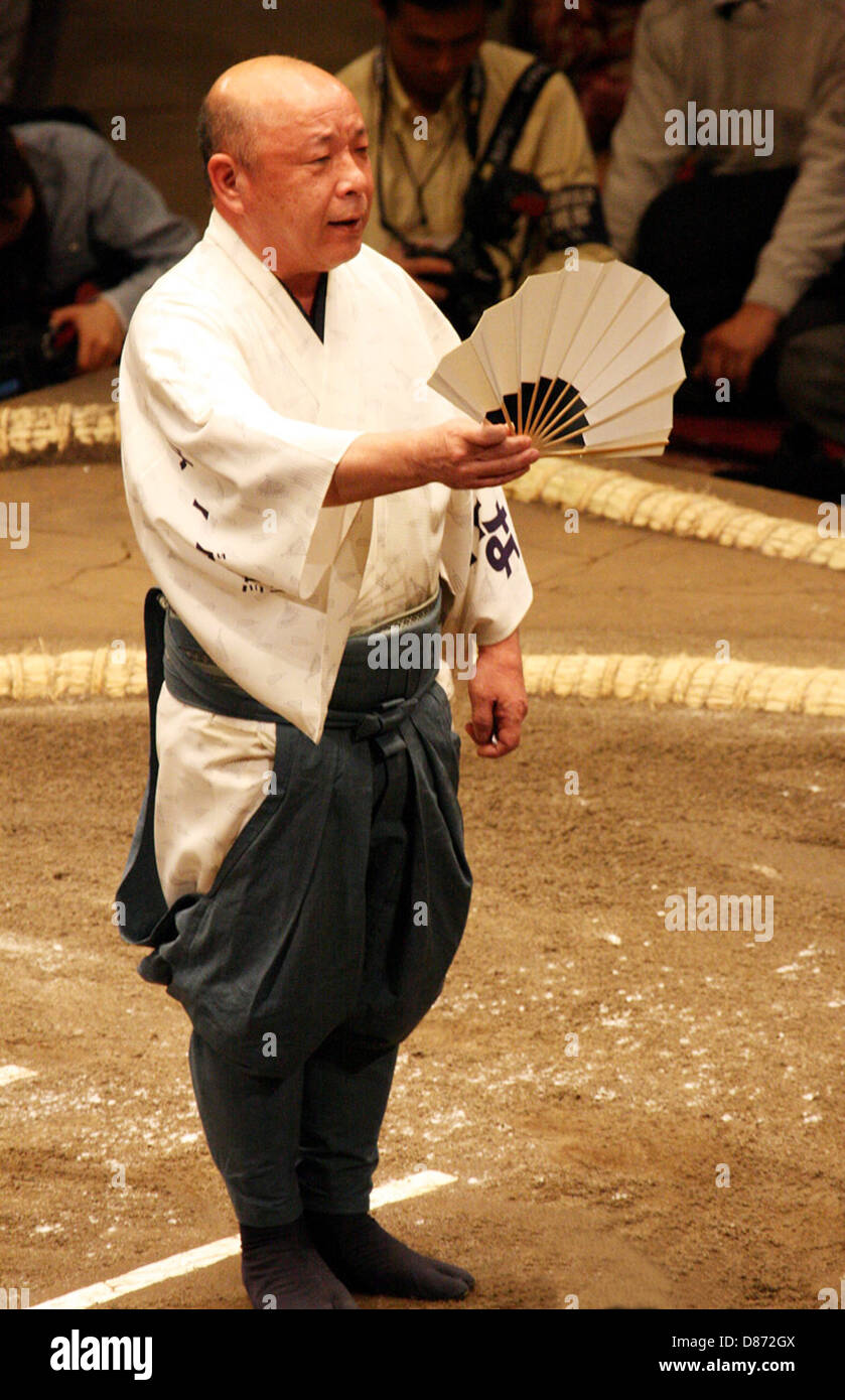Une photographie de Yobidashi Hideo prise en mai 2008. Yobidashi Hideo est connu pour ses contributions à la culture et au divertissement japonais, en particulier dans les arts traditionnels Banque D'Images