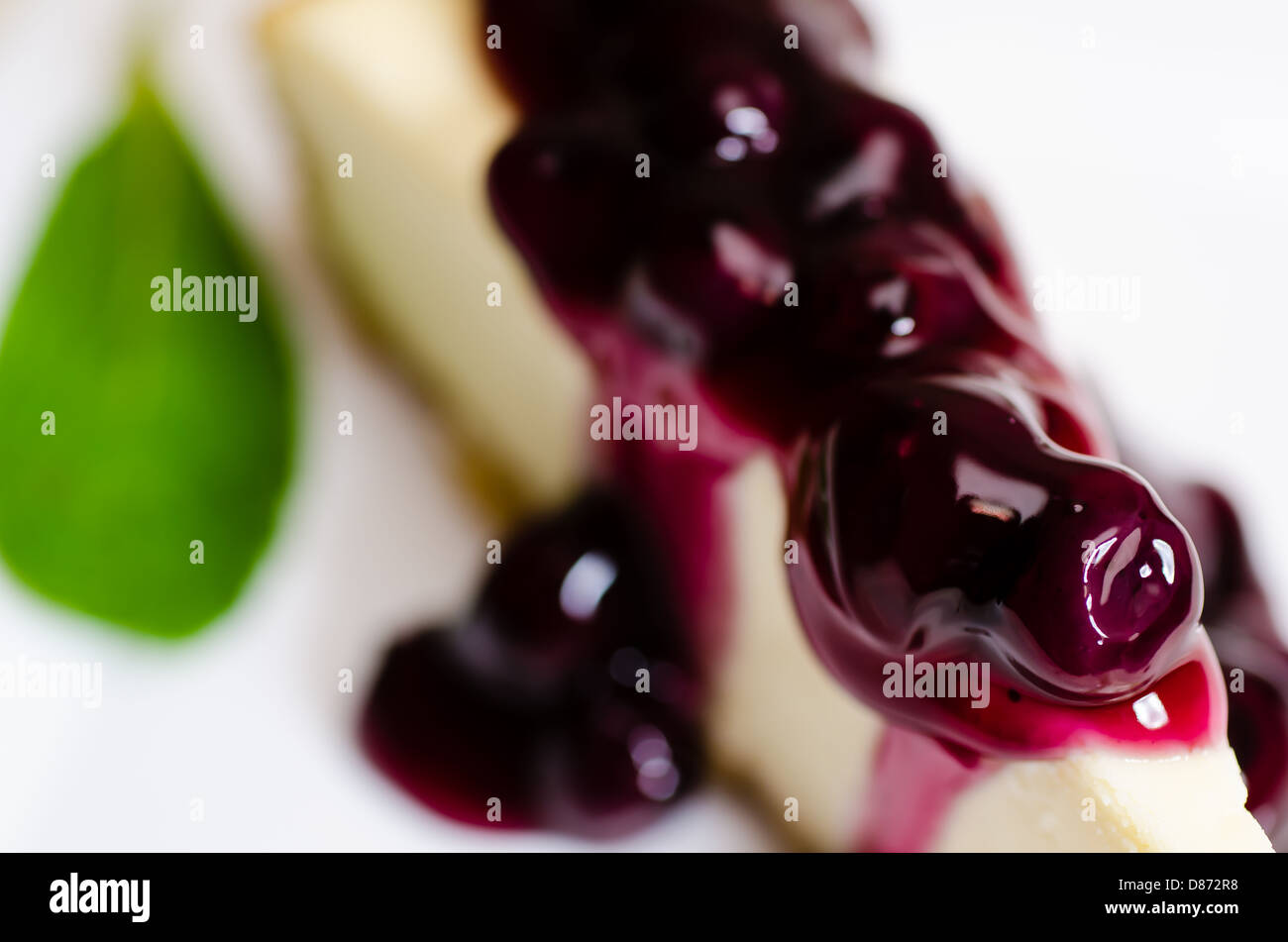 Libre de tranche de gâteau au fromage et bleuets à la menthe garnir. Profondeur de champ. Banque D'Images