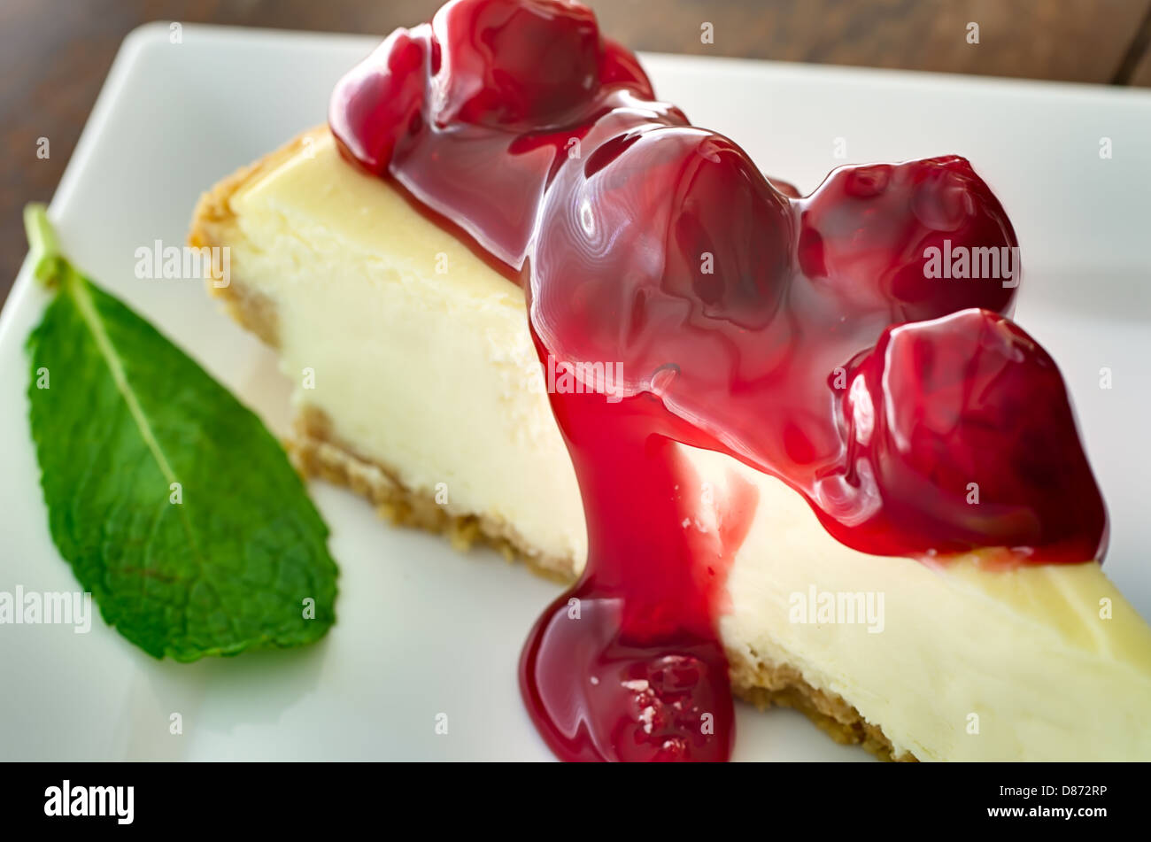 Libre de cerises à la menthe gâteau au fromage sur la garniture. Profondeur de champ. Banque D'Images