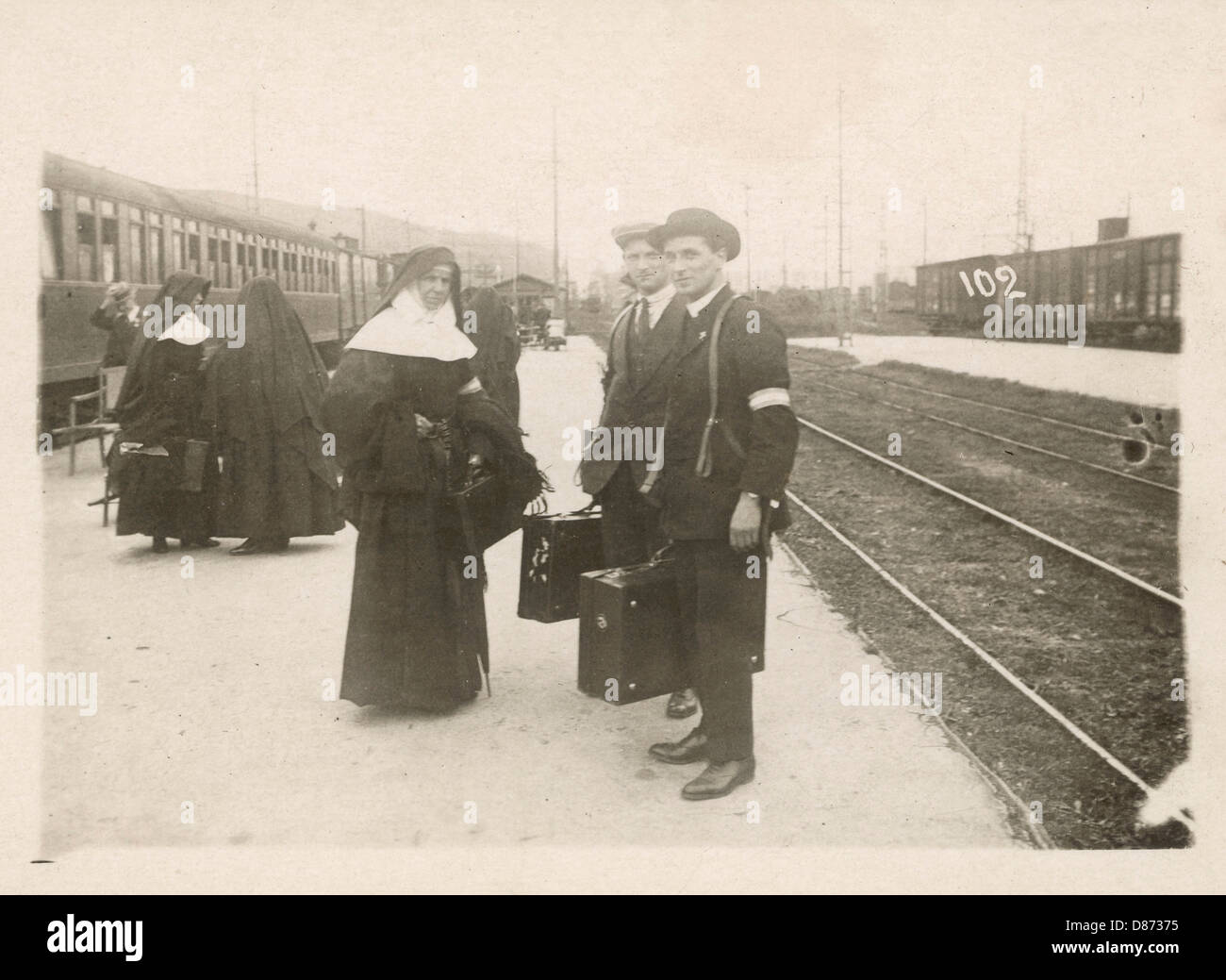 PÈLERINS À LA GARE Banque D'Images