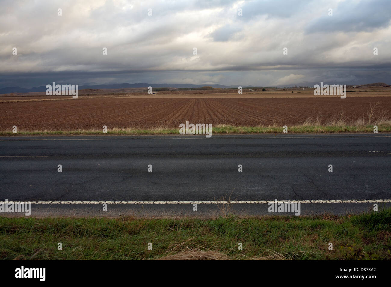 Le Chemin de Saint-Jacques de Compostelle, parallèle à la route locale Banque D'Images