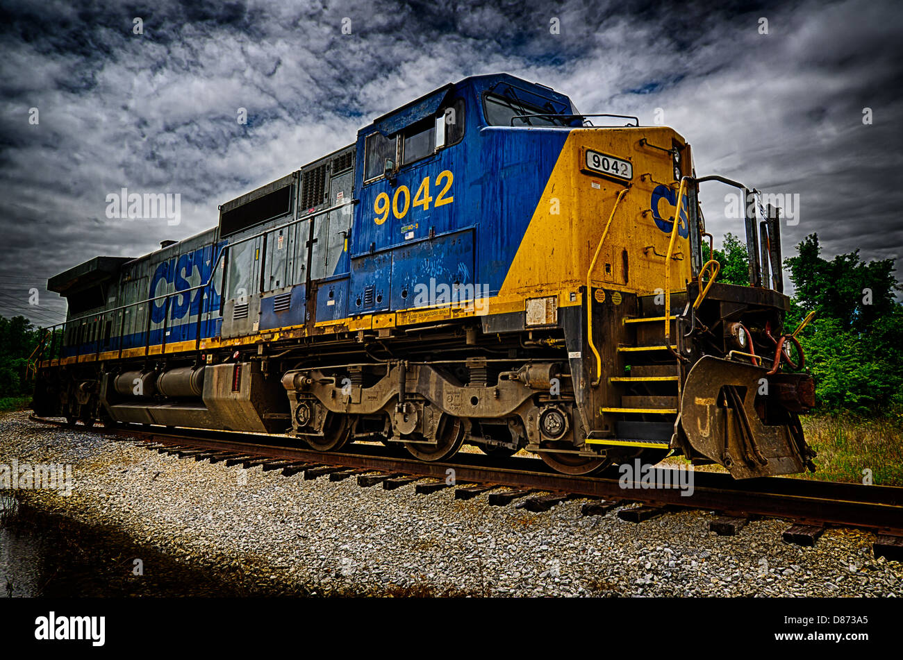 Il s'agit d'une image HDR d'un moteur de locomotive du train sur les voies ferrées. Banque D'Images