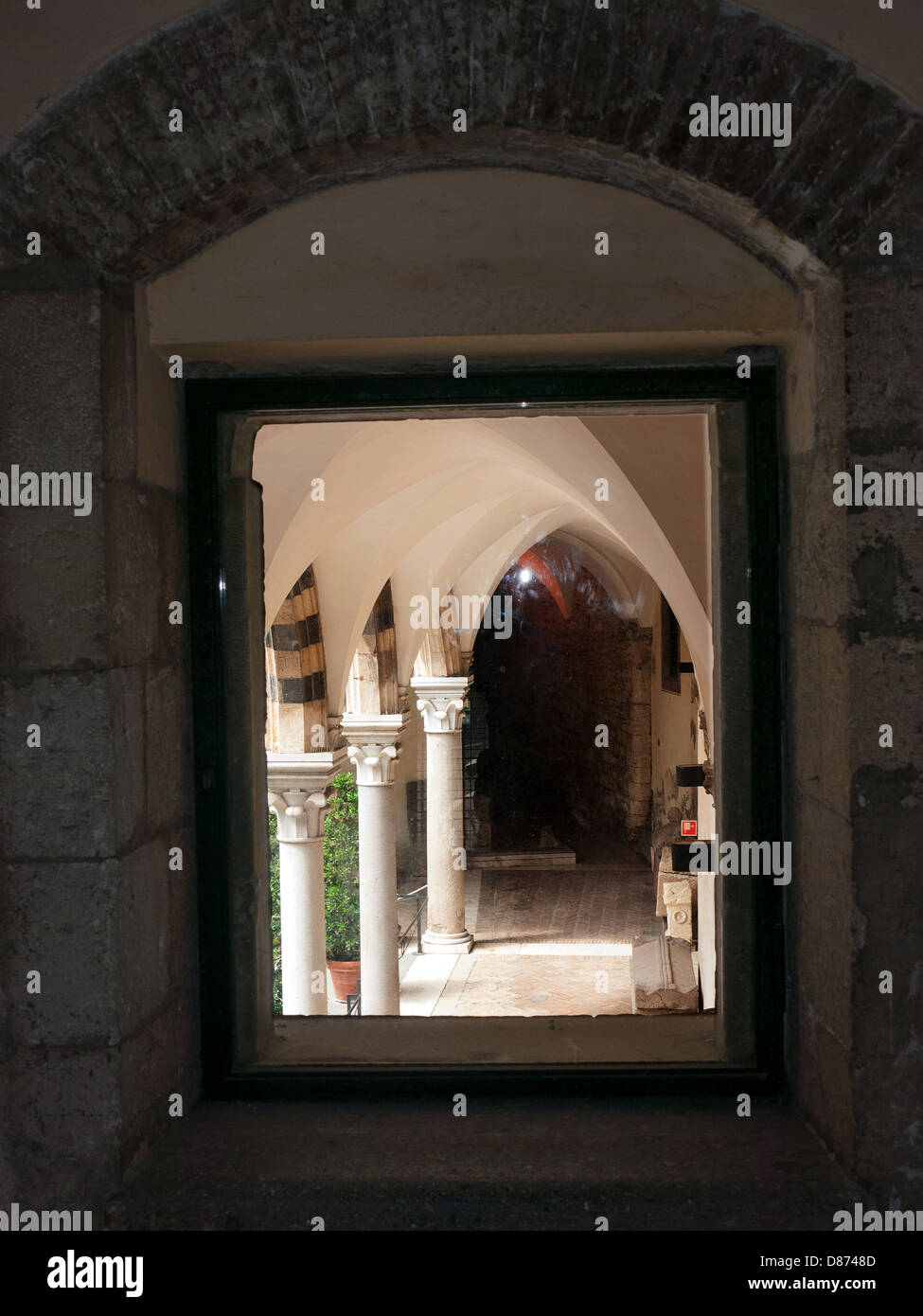 Arcades de la cour intérieure du Musée national étrusque de Tarquinia, Latium, Ombrie, Italie Banque D'Images