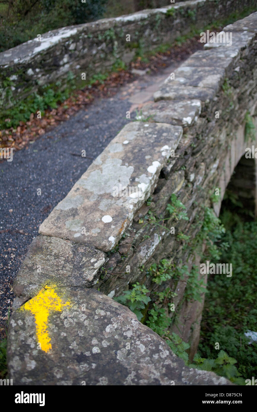Flèche jaune sur le pont d'Aspera, pont romain construit avec l'ardoise et le granit Banque D'Images