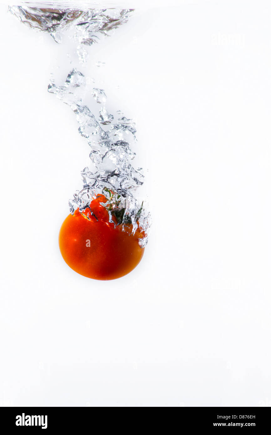 Tomate rouge les projections dans l'eau Banque D'Images