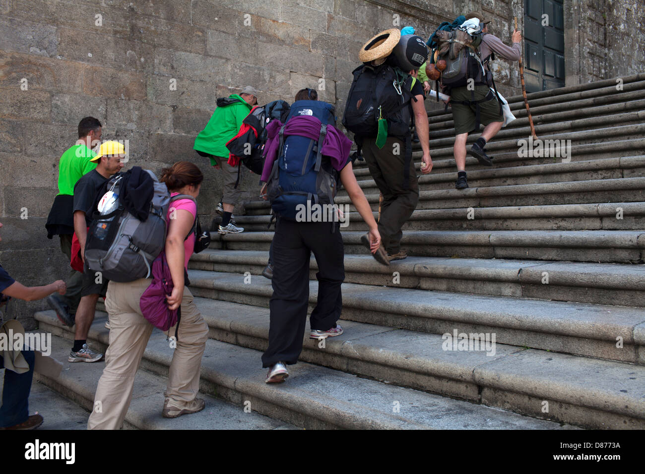 Un groupe de pèlerins monter les escaliers près de la Porte Sainte. Banque D'Images