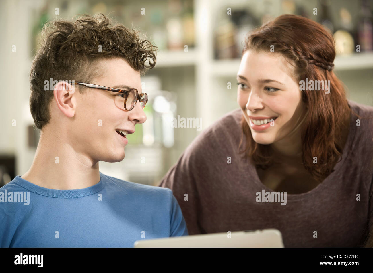 Germany, Bavaria, Munich, jeunes amis regardaient, smiling Banque D'Images