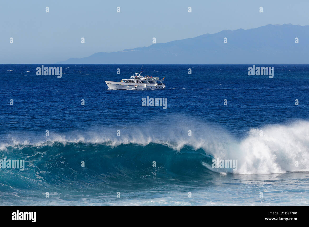 L'Espagne, la rupture de vagues avec bateau d'excursion à La Gomera Banque D'Images