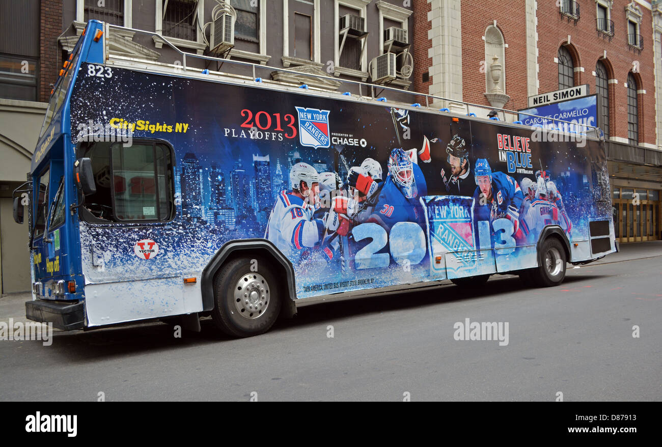 Tour bus dans le quartier des théâtres de Manhattan avec une publicité pour l'équipe de hockey des Rangers de New York Banque D'Images
