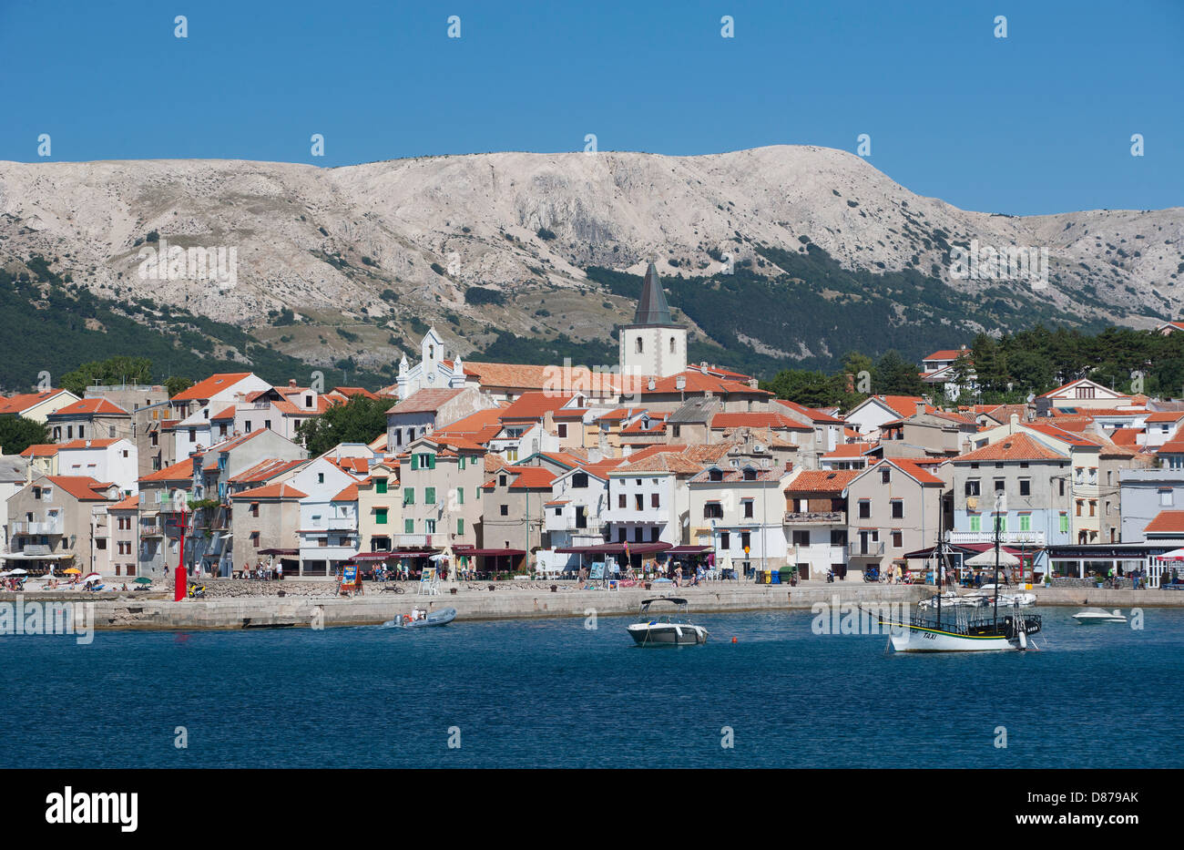 La Croatie, vue sur le port à l'île de Krk, Baska ville dans backgrond Banque D'Images