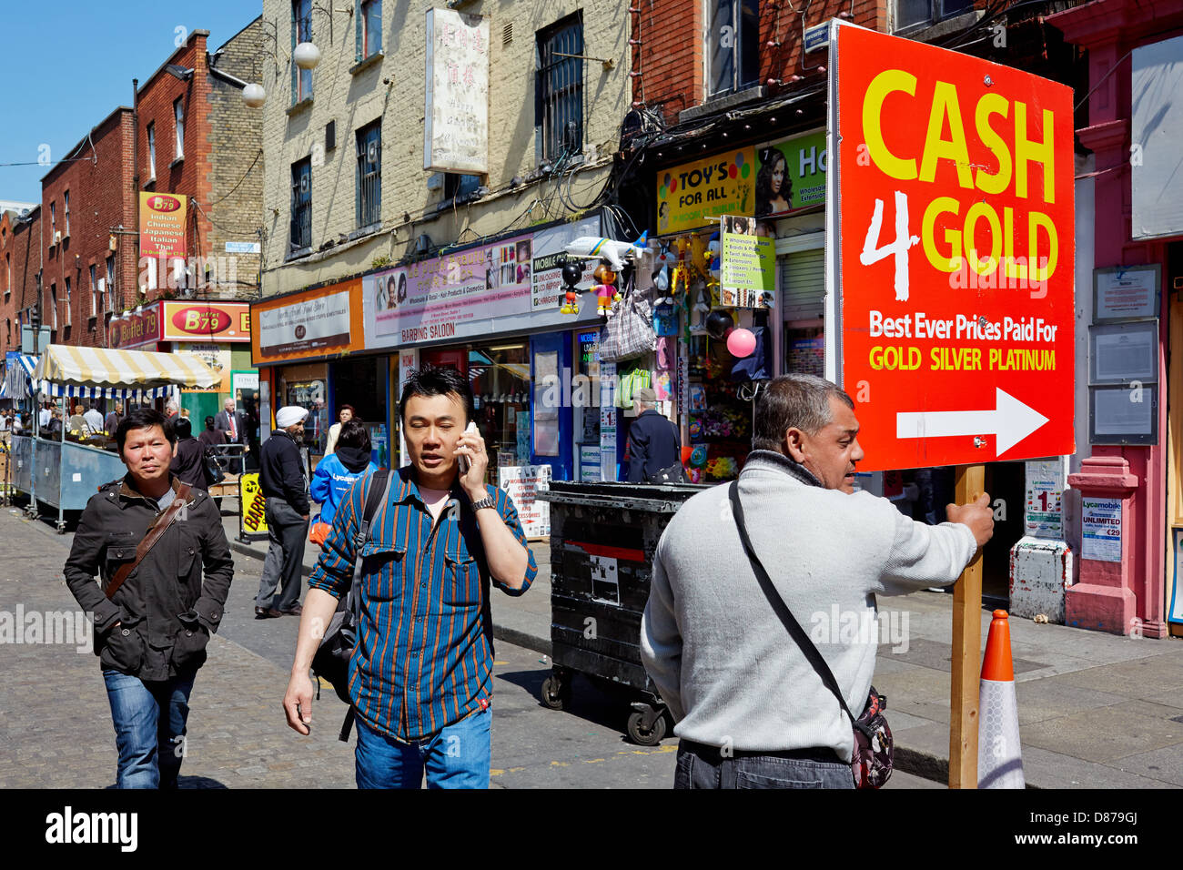 Man holding placard publicité de l'argent pour l'or pendant la récession économique en 2013. Moore Street, Dublin, République d'Irlande. Banque D'Images