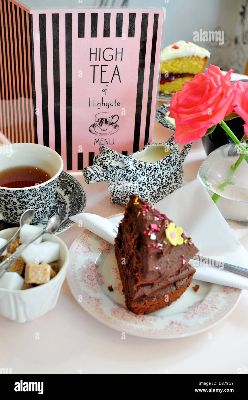Gâteau au chocolat au thé de l'après-midi - Haut plateau de Highgate magasin de thé, London, England, UK Banque D'Images