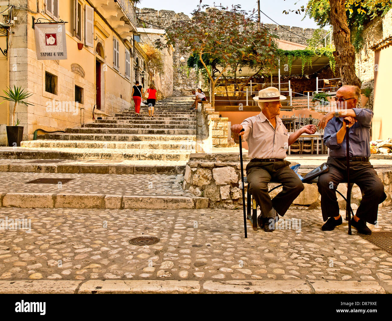 Deux vieux hommes grecs assis sur le banc et parler de la ville de Corfou, Corfou, Grèce Banque D'Images