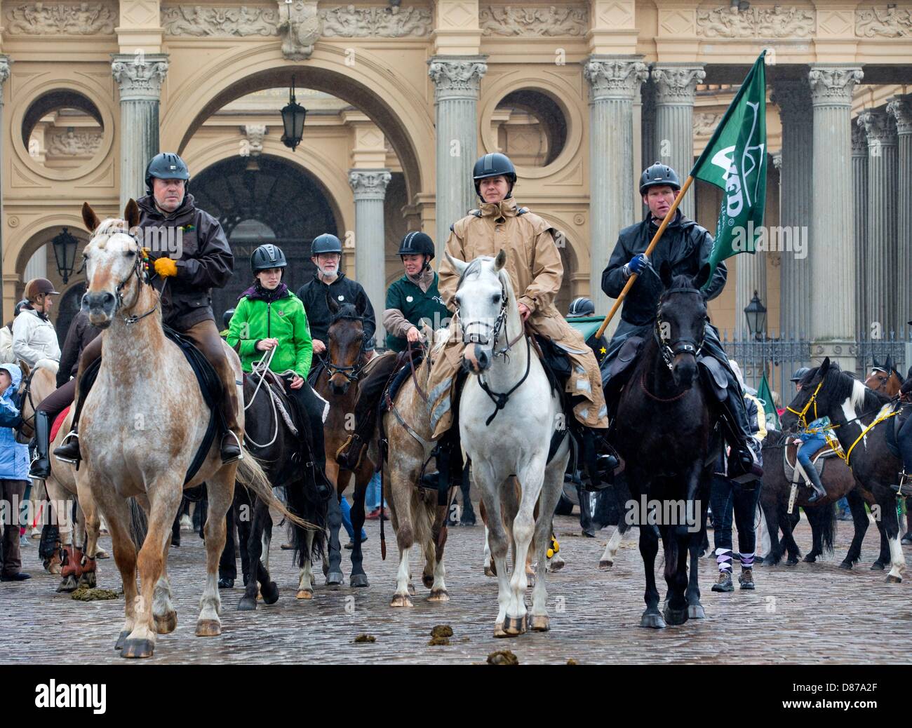 Les membres de l'Association allemande des cavaliers de loisirs (VFD) ride devant le château de Schwerin de Schwerin, Allemagne, 21 mai 2013. L'occasion était le 4oth anniversaire de la VD. Photo : JENS BUETTNER Banque D'Images