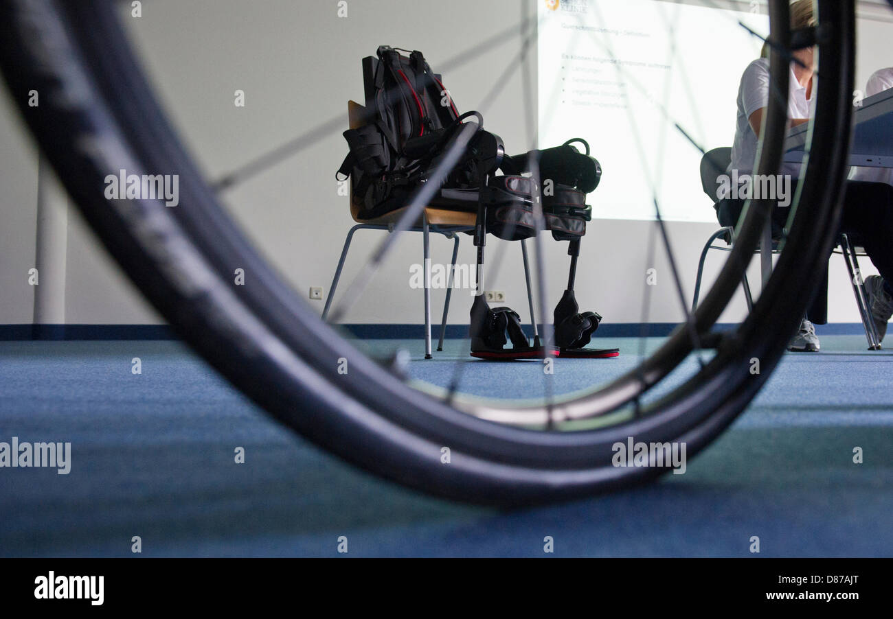 La combinaison intelligente de l'exosquelette Ekso est assis sur une chaise  pendant une conférence de presse à la Clinique de Bad Aiblingen Schoen,  Allemagne, 21 mai 2013. La combinaison intelligente de l'exosquelette