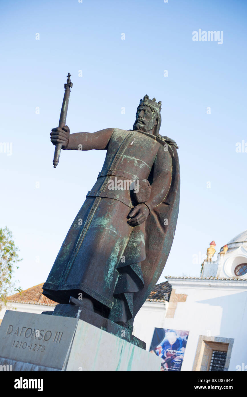 La statue du Roi Afonso III sur la place de la vieille ville de Faro, Portugal. Banque D'Images