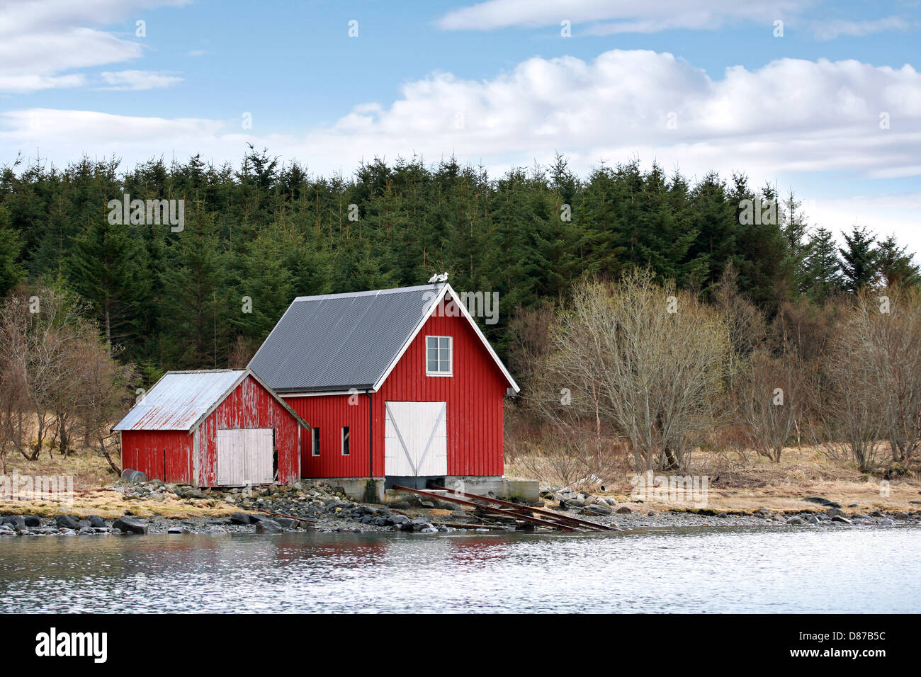 Rouge traditionnelle norvégienne granges sur la côte de la mer Banque D'Images