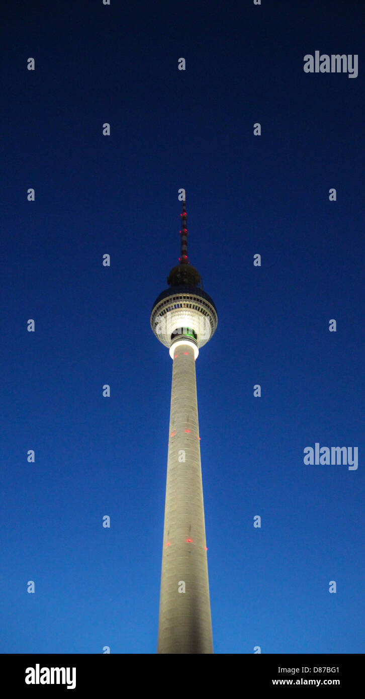 La tour de télévision à Berlin "Berliner fernsehturm' vue de la place Alexanderplatz Banque D'Images