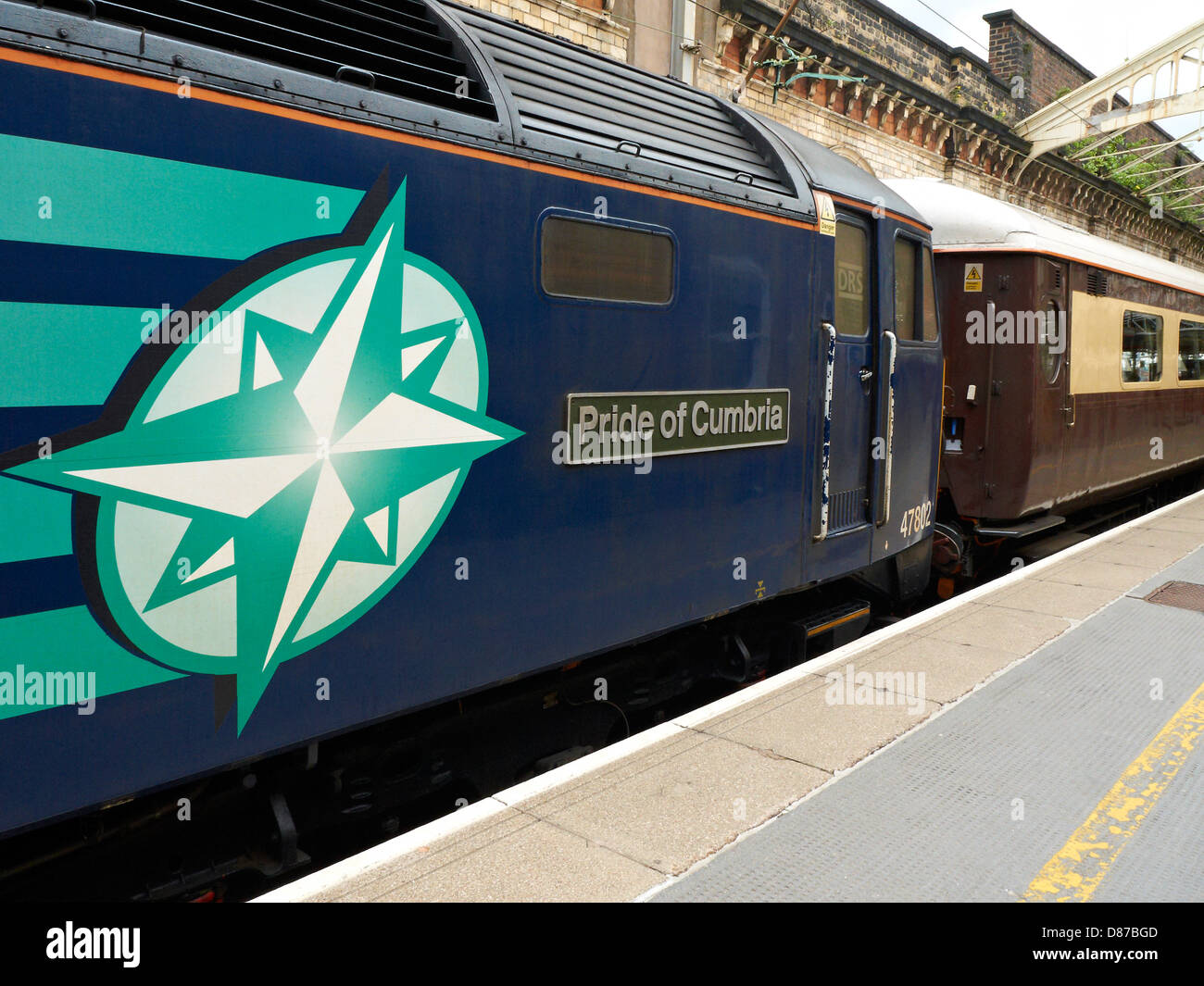 Fierté de Cumbria train tirant un chariot Pullman au Royaume-Uni la gare de Crewe Banque D'Images