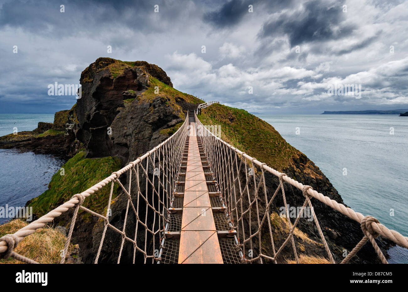 Vertigo induisant vue sur Carrick-a-rede. Banque D'Images