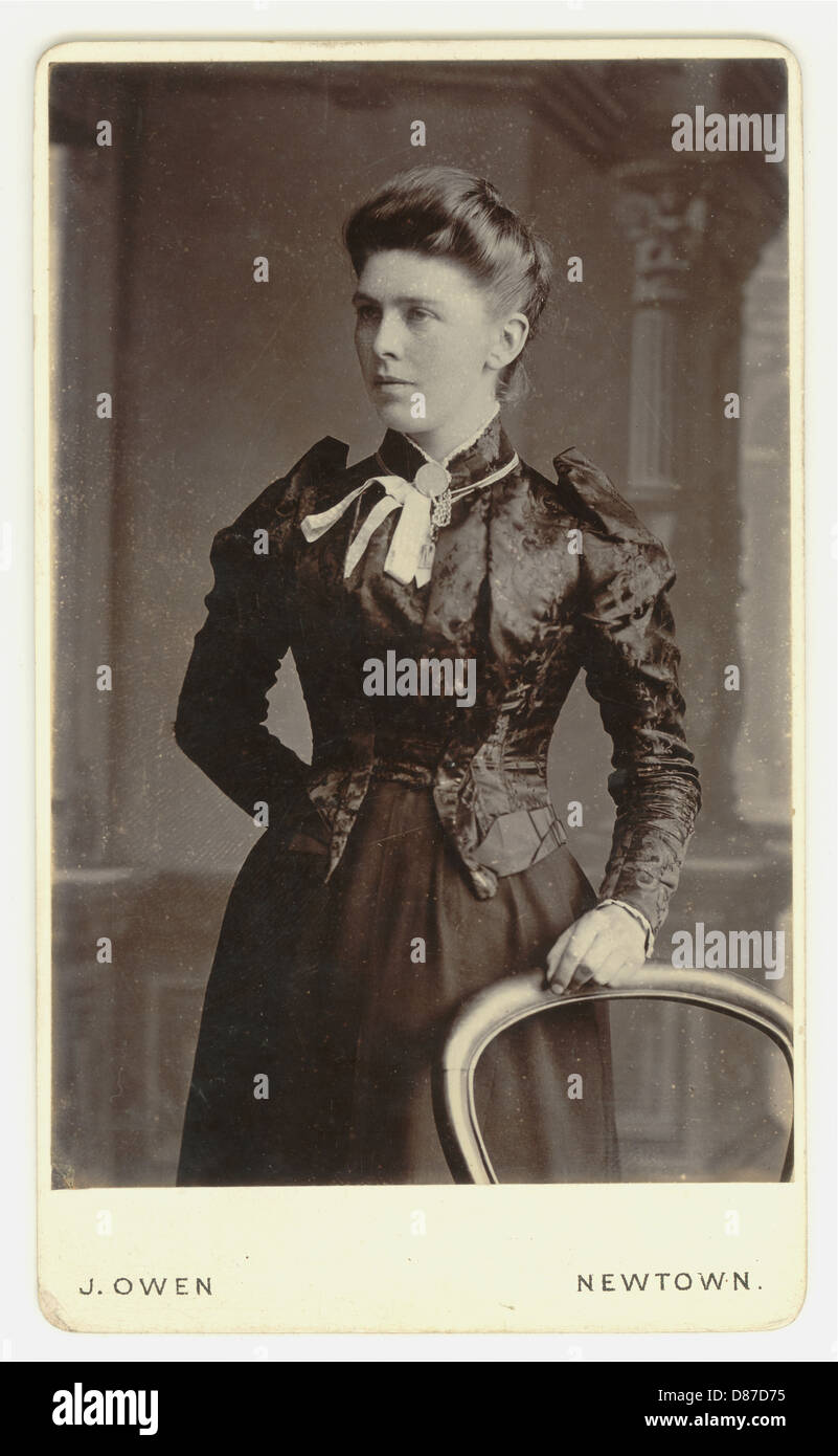 Carte de visite ( carte de visite ) portrait d'une femme victorienne galloise attrayante, portant une robe à la mode avec des manches italiennes, Newtown, Nord du pays de Galles, Royaume-Uni vers 1890 / 1891 Banque D'Images