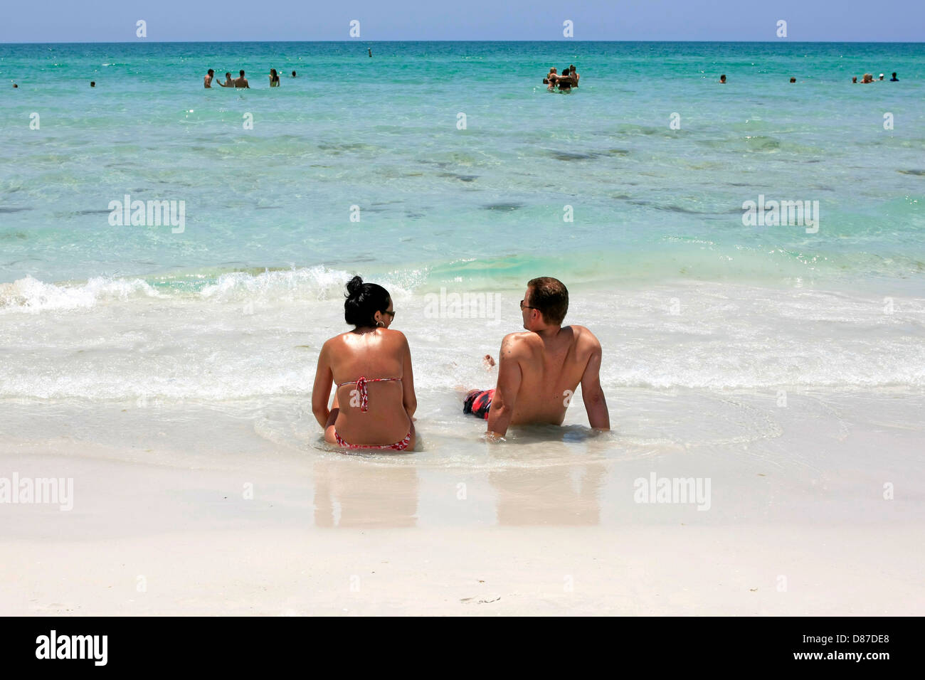 Deux personnes se détendre dans le surf sur Siesta Key Beach en Floride Banque D'Images
