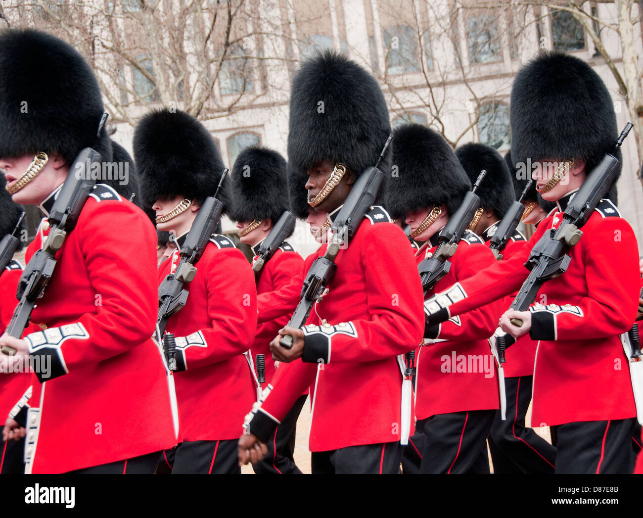 Les soldats de la garde de Queens défilant dans le centre de Londres au cours des funérailles de Thatcher Banque D'Images