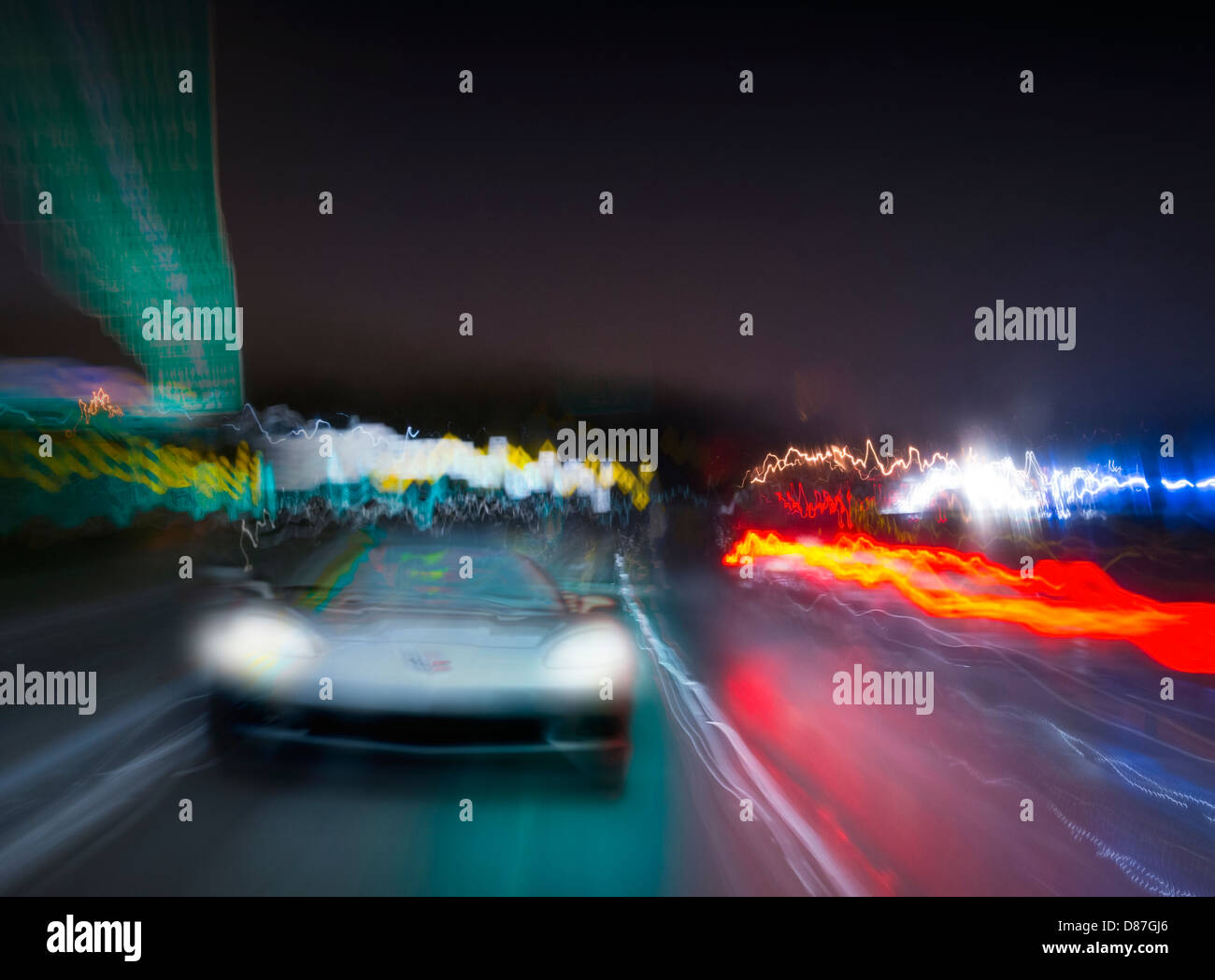 Corvette Voiture Excès de vitesse sur l'autoroute la nuit Banque D'Images