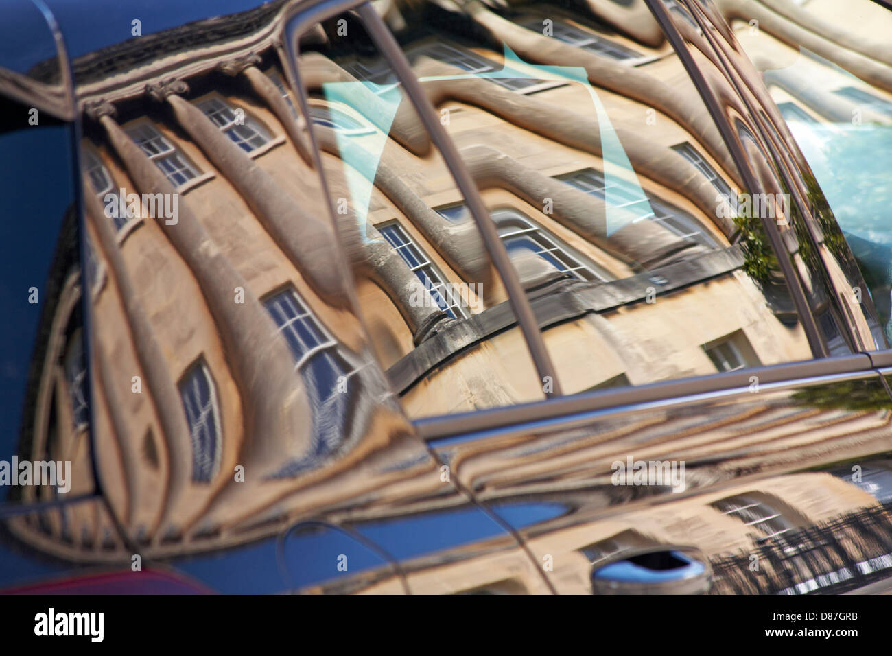 Résumé réflexions de Royal Crescent en voiture à Bath, Somerset Royaume-Uni en avril - construit entre 1767 et 1775 et conçu par John Wood le plus jeune Banque D'Images