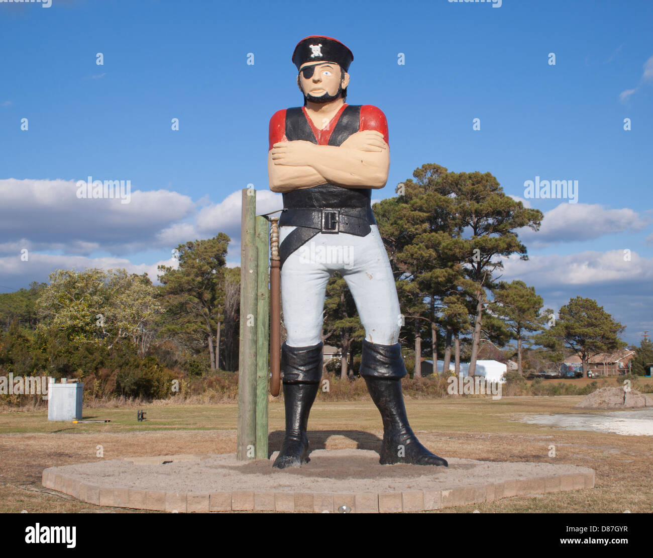 La statue du capitaine Otway Burns à Swansboro, Caroline du Nord, honore le corsaire et constructeur naval de la guerre de 1812 avec fierté maritime. Banque D'Images La statue du capitaine Otway Burns à Swansboro, Caroline du Nord, honore le corsaire et constructeur naval de la guerre de 1812 avec fierté maritime. Banque D'Images