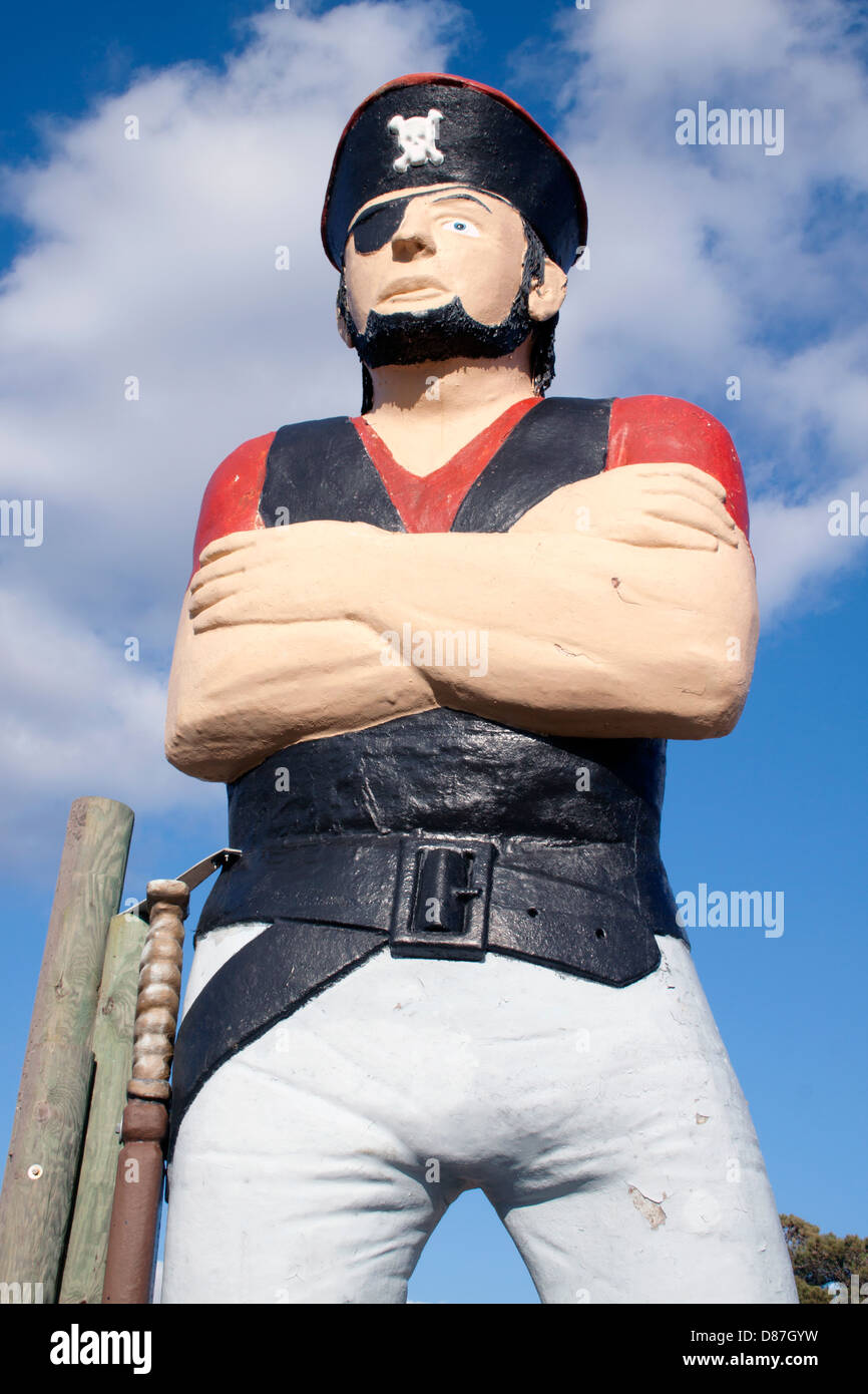 La statue du capitaine Otway Burns à Swansboro, Caroline du Nord, honore le corsaire et constructeur naval de la guerre de 1812 avec fierté maritime. Banque D'Images La statue du capitaine Otway Burns à Swansboro, Caroline du Nord, honore le corsaire et constructeur naval de la guerre de 1812 avec fierté maritime. Banque D'Images