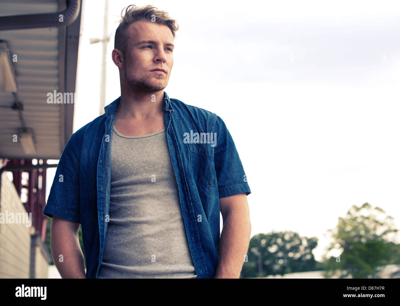 Homme debout à l'extérieur avec chemise bleu ciel contre Banque D'Images