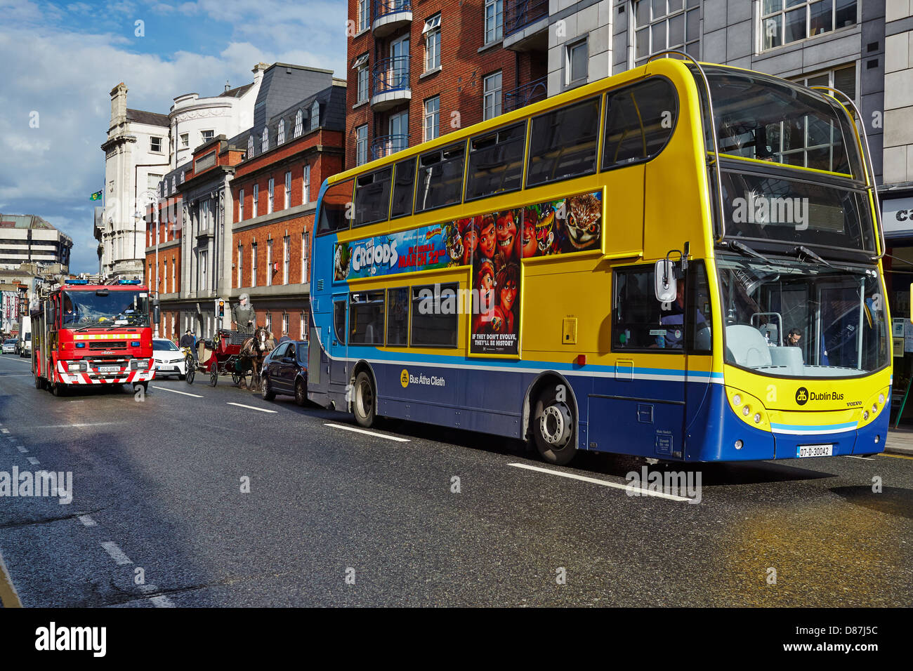 City bus, pompiers et cheval et sa voiture dans une rue de Dublin Banque D'Images