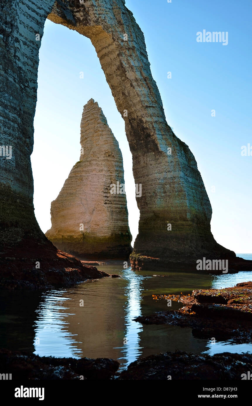 Célèbre a fait l'aiguille et l'arche naturelle de 'Porte d'Aval" à marée basse à Étretat, située en Seine-Maritime en France Banque D'Images