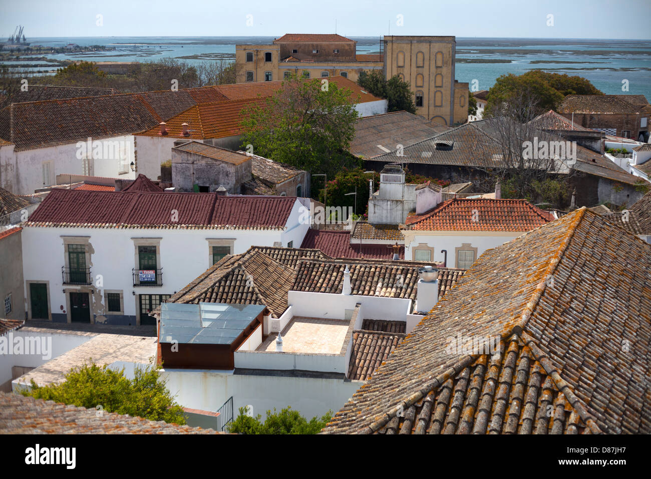 Vue sur le toit de la vieille ville de Faro, la mer en arrière-plan. Banque D'Images
