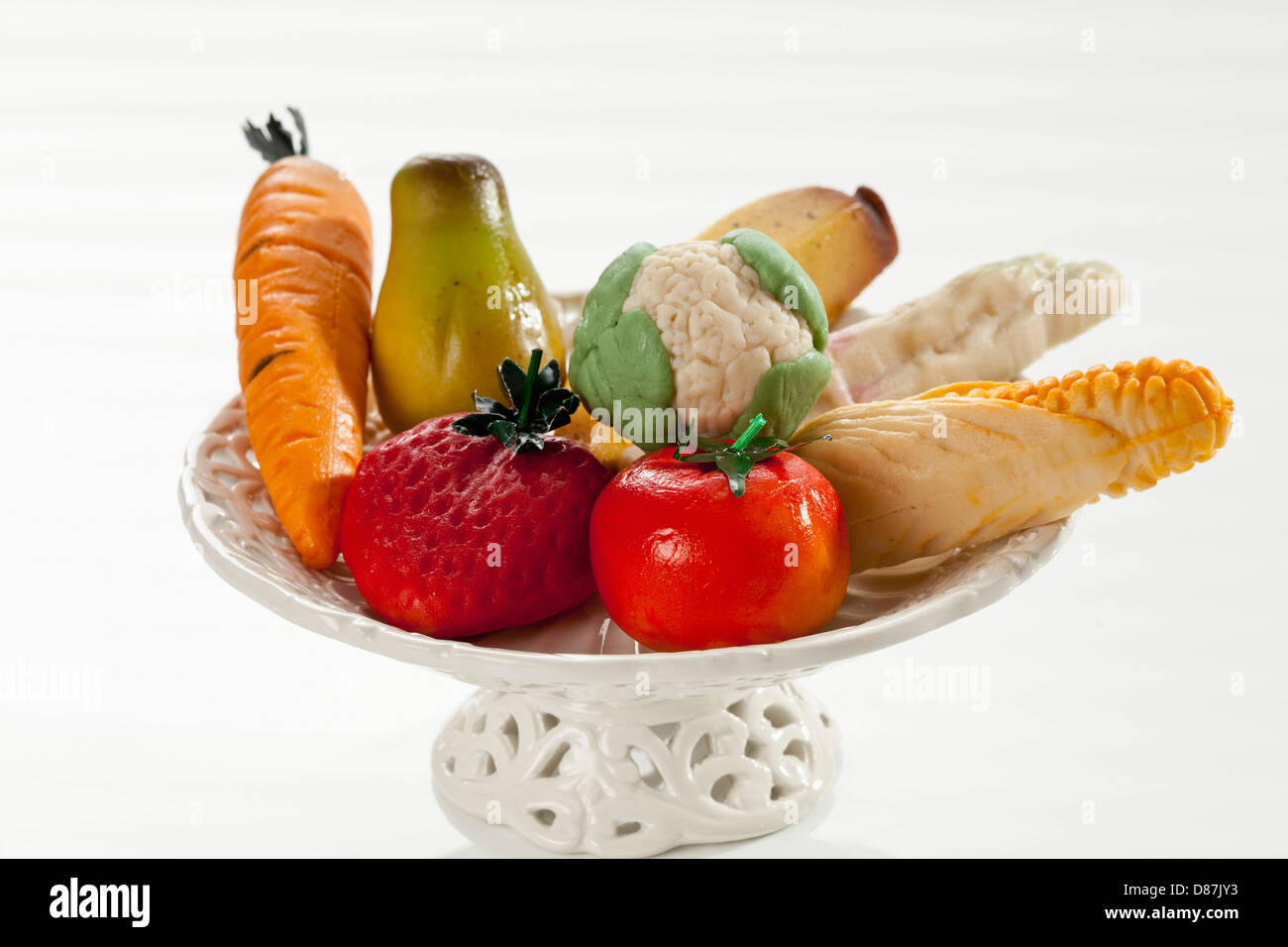 Massepain les fruits et les légumes en coupe à fruits, Close up Banque D'Images