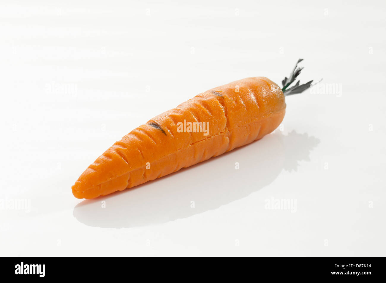 Massepain comme carotte sur fond blanc, Close up Banque D'Images