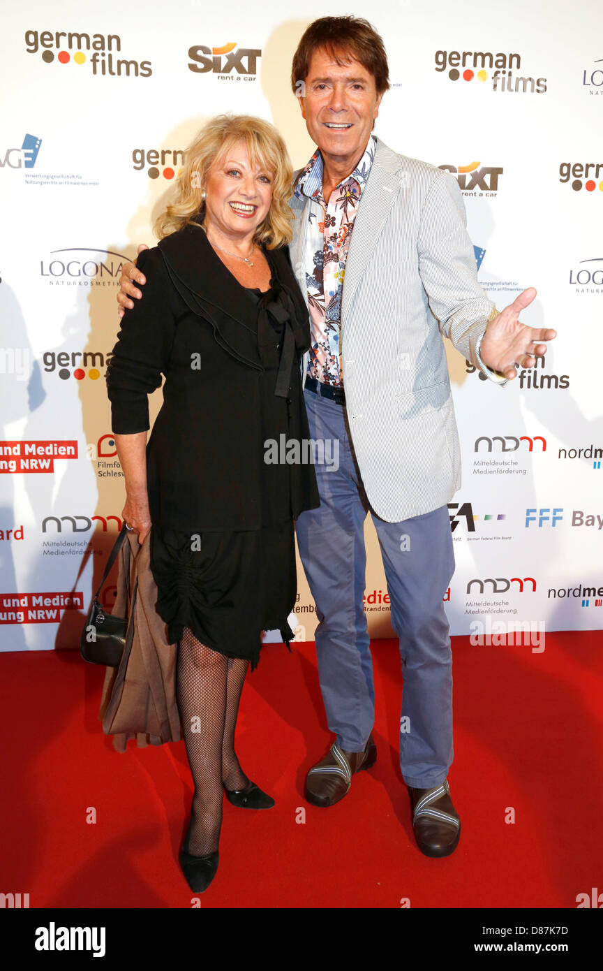 Cannes, France. Le 20 mai 2013. Elaine Paige et Cliff Richard participant à la réception des films allemands au cours de la 66e Festival de Cannes. Photo : AFP/Alamy Live News Banque D'Images