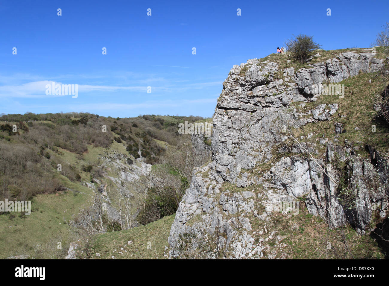 Des gens assis sur le point le plus élevé à gorge et grottes de Cheddar, Somerset, Angleterre, Grande-Bretagne, Royaume-Uni, UK, Europe Banque D'Images