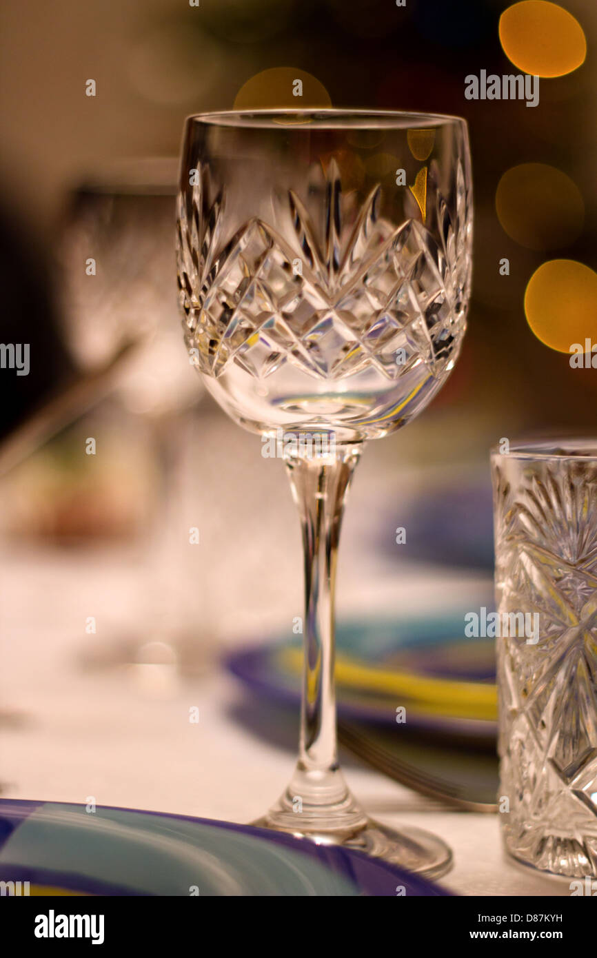 Cristal de Bohème couper un verre de vin sur la table Photo Stock - Alamy