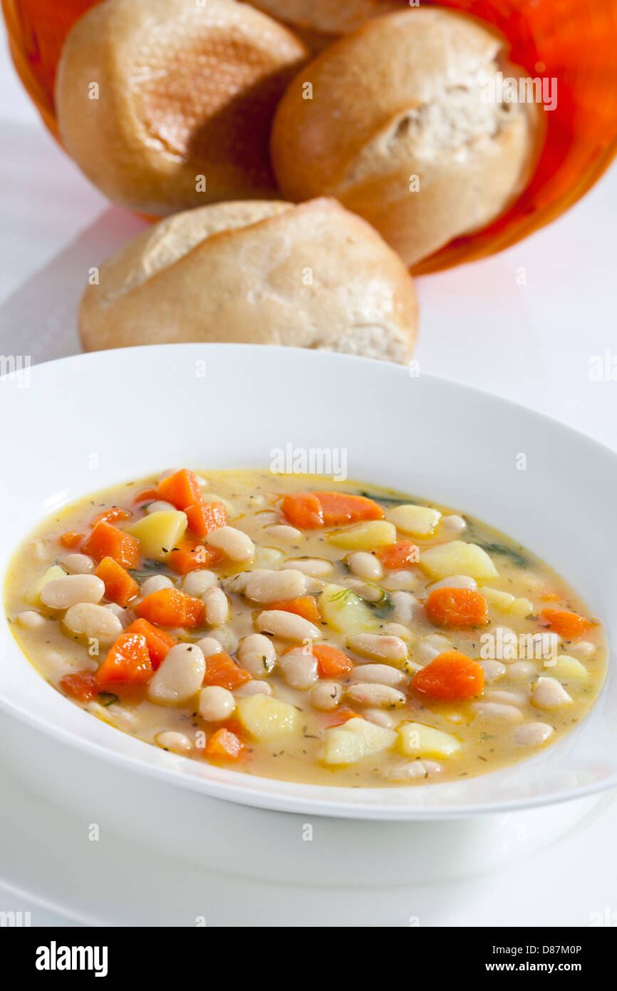 Bol de soupe de haricots avec carottes et pommes de terre en plus de pain, Close up Banque D'Images