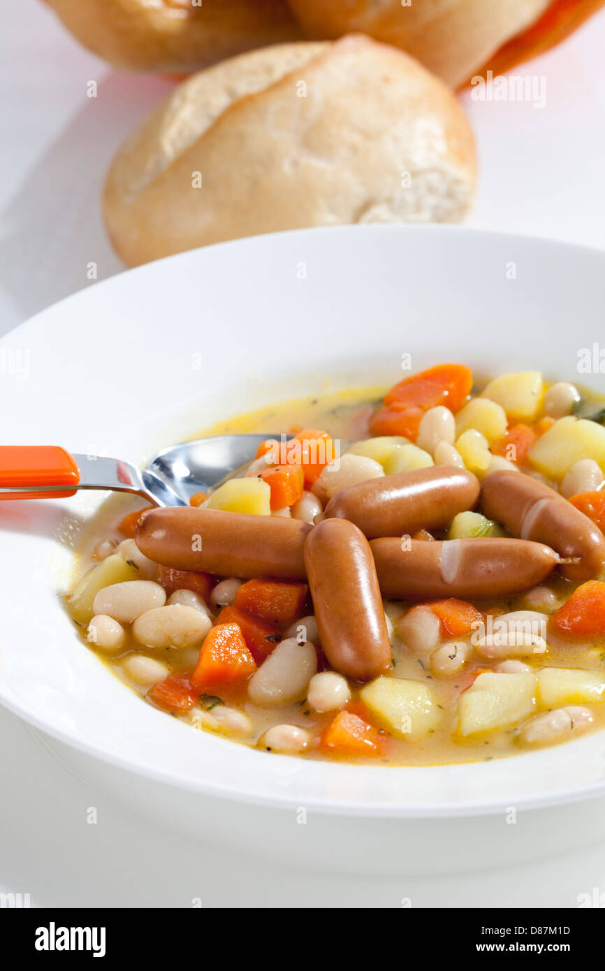Bol de soupe de haricots avec carottes, pommes de terre et mini-saucisses, Close up Banque D'Images