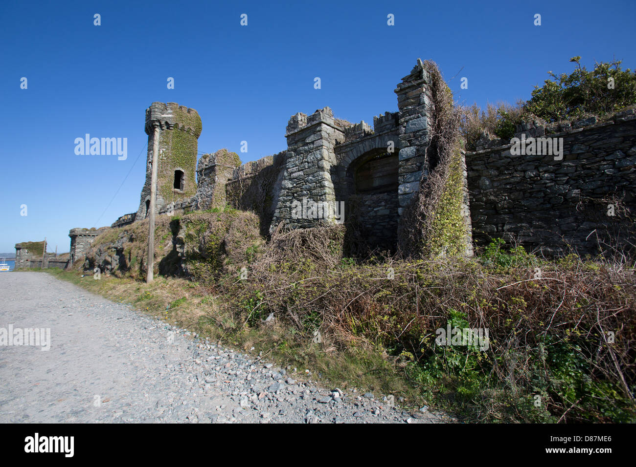 Le sentier du littoral du pays de Galles dans le Nord du Pays de Galles. Le milieu du xixe siècle à l'abandon de soldats Point Hotel près de Holyhead brise-lames. Banque D'Images