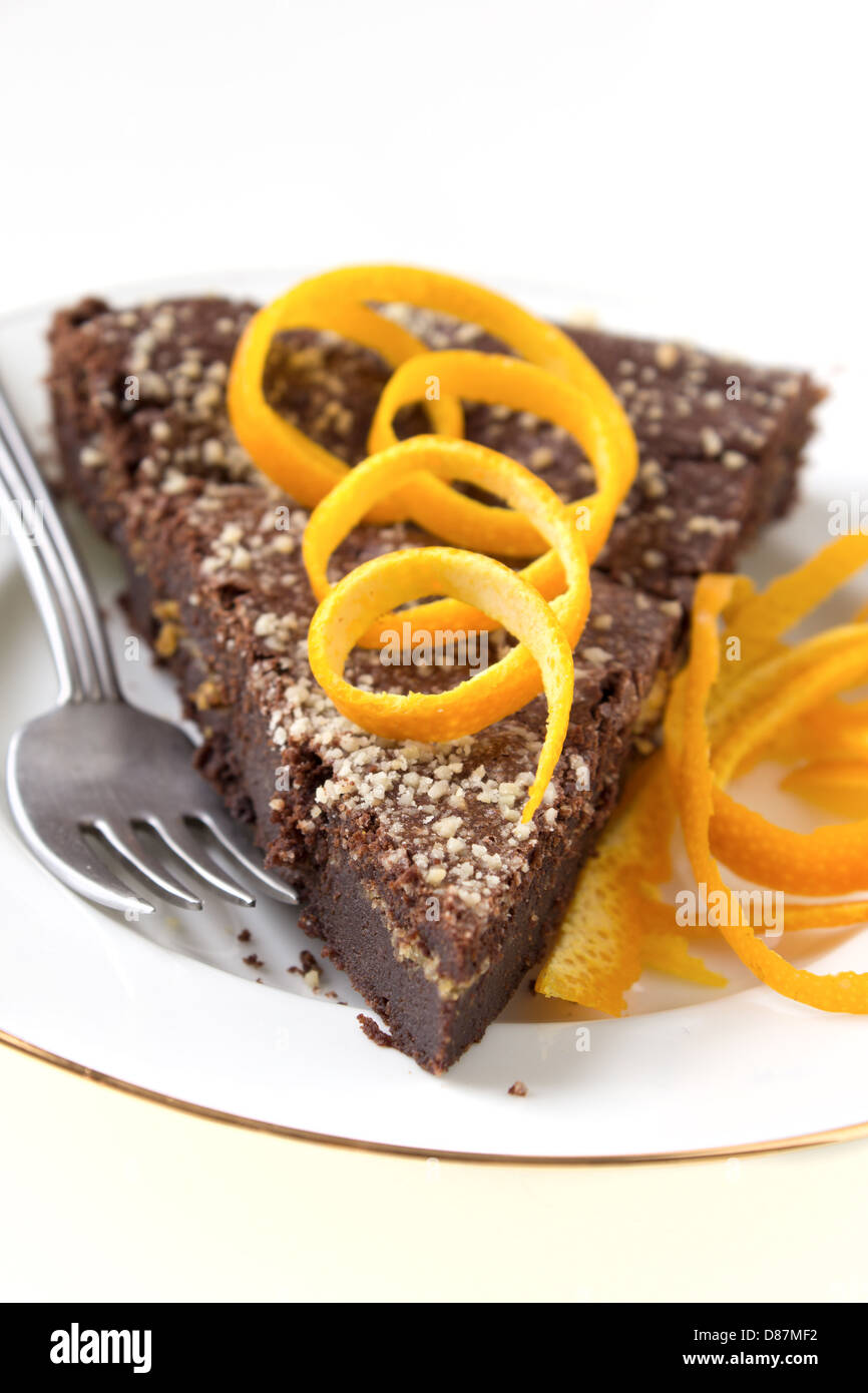 Gâteau au chocolat avec couche orange décoré avec des zestes d'orange. Banque D'Images