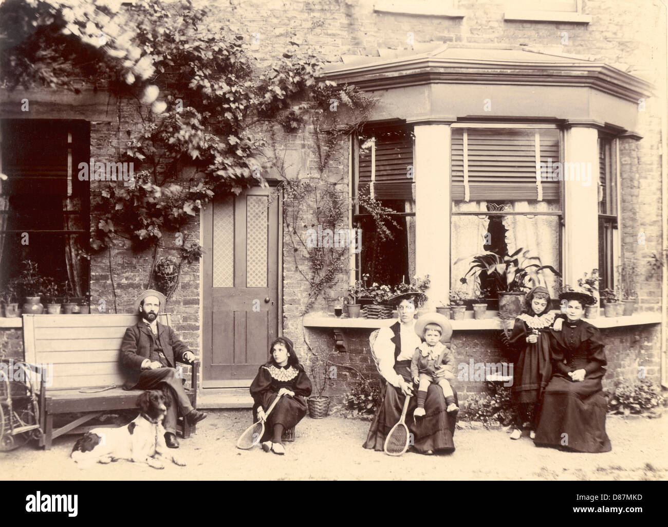 FAMILLE DANS LE JARDIN Banque D'Images