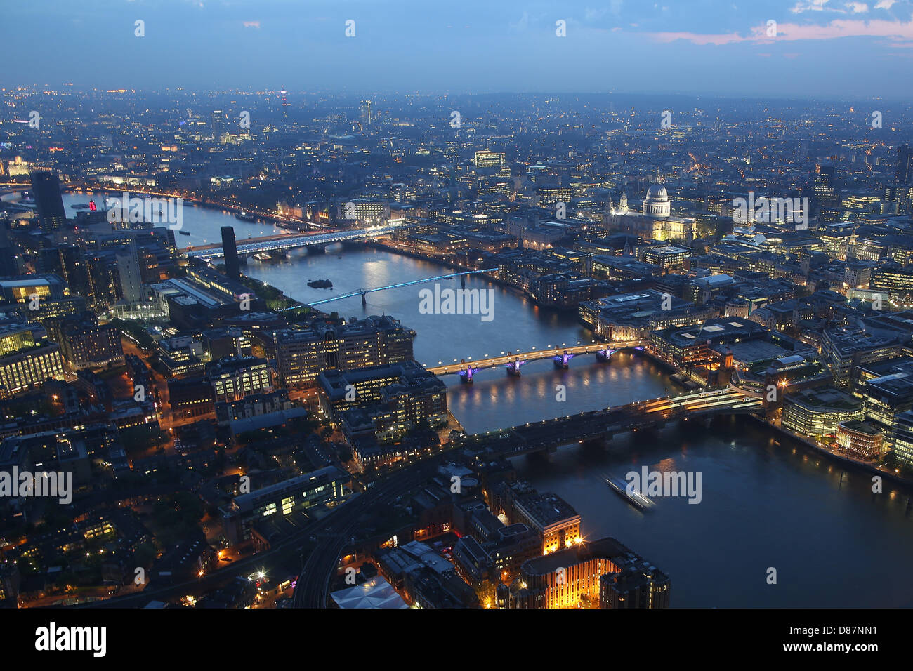 St. Paul's Cathdral (R) est allumé près de la Tamise à partir de la plate-forme panoramique 'La vue depuis le Shard' à Londres, Grande-Bretagne, 16 mai 2013. Photo : KEVIN KUREK Banque D'Images